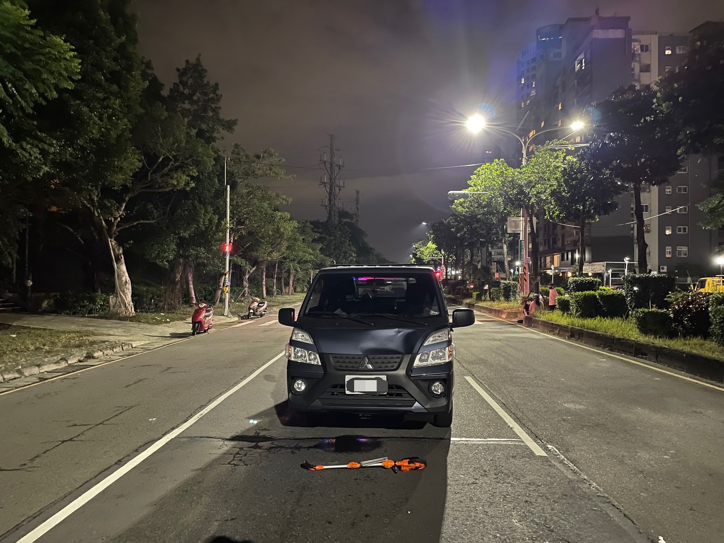 ▲新北市三重區環河北路、吉祥街口，昨（1）日23時許發生1起交通事故。 （翻攝畫面）