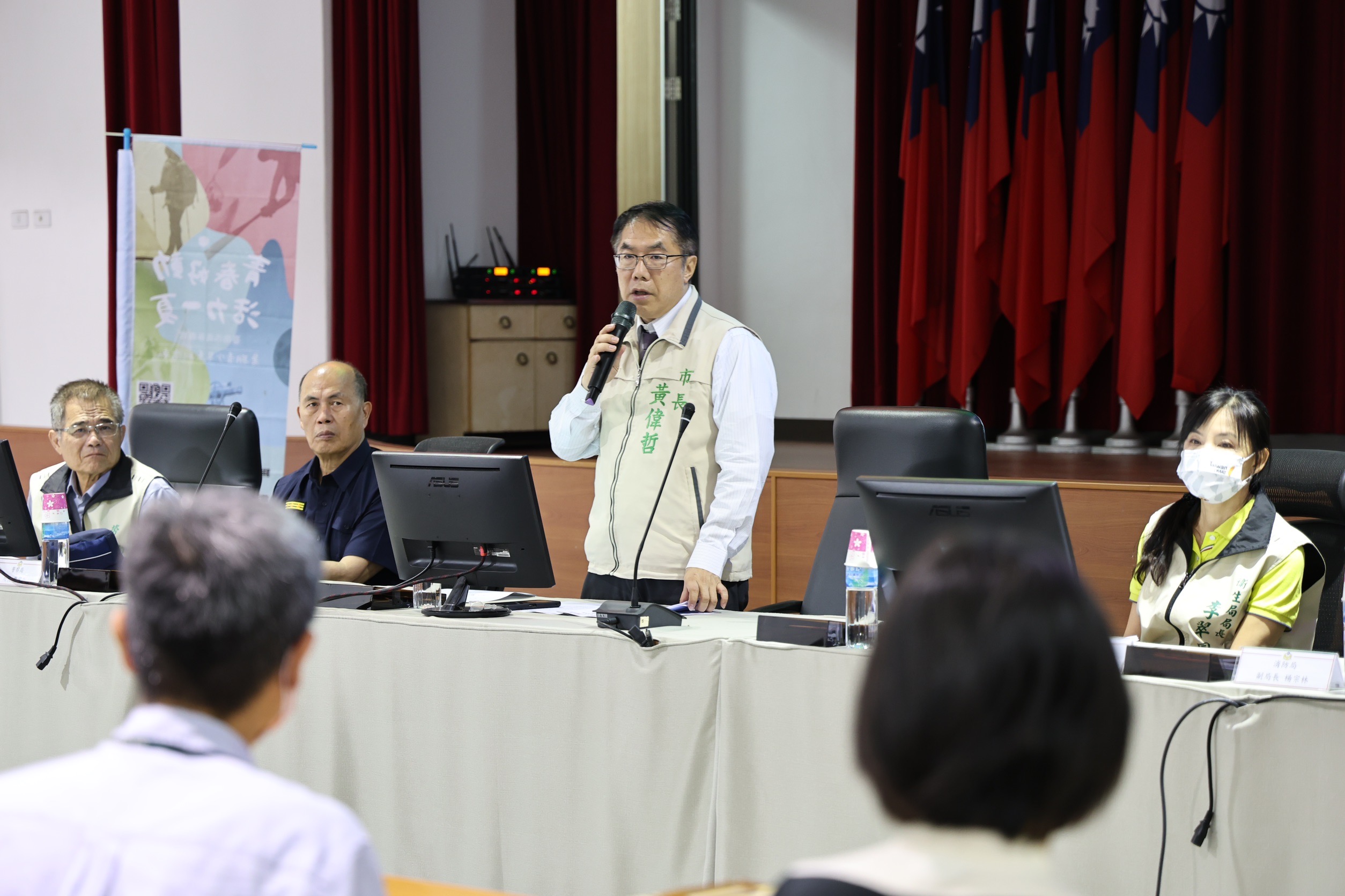 ▲台南市警局1日晚間展開「青春專案」聯合稽查及擴大臨檢,市長黃偉哲率主持勤前教育,宣示保護青少年決心。(圖/記者陳彥霖翻攝)