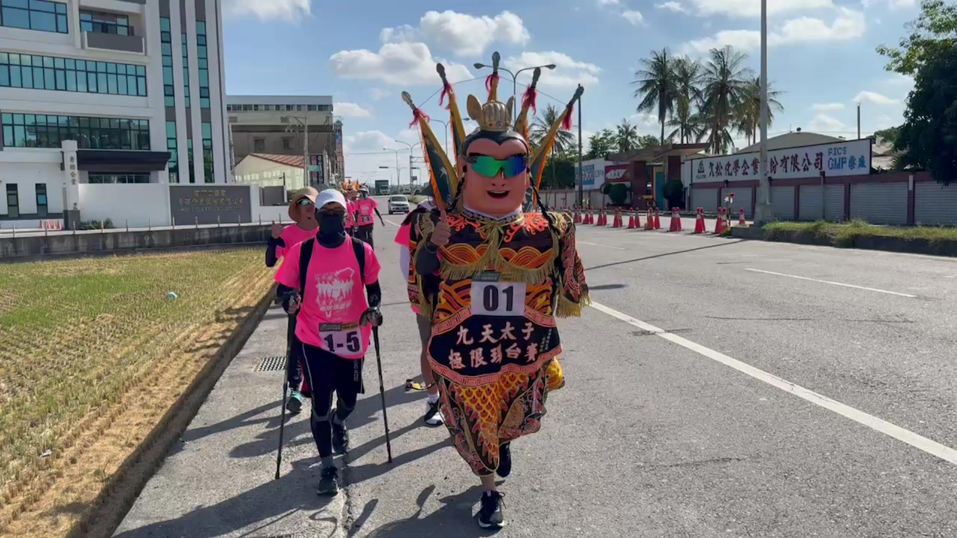 ▲九天盃太子極限環台賽,21名參賽選手頂著烈日前進,還得身負8公斤重的三太子神偶,考驗參賽選手的是體力與意志力。(記者張溎壕攝)