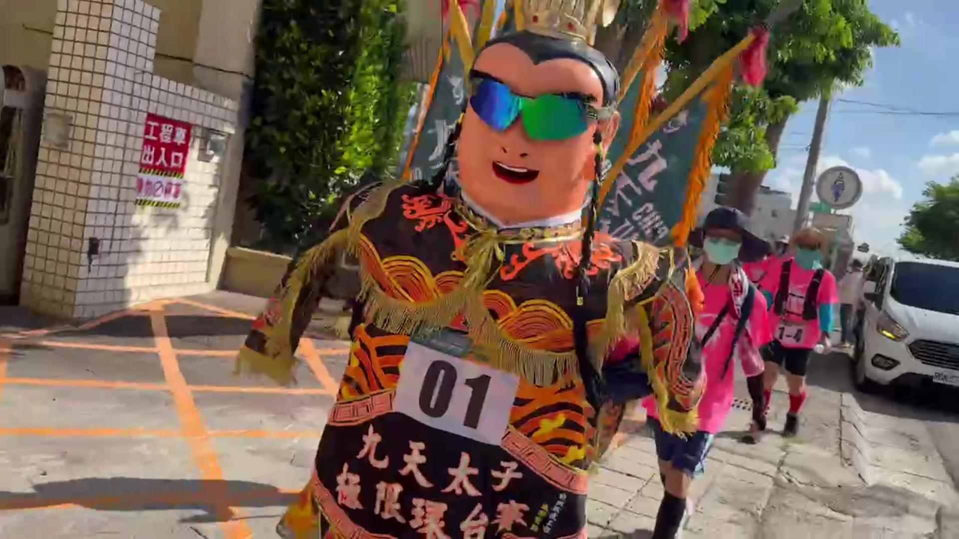 ▲九天盃太子極限環台賽，21名參賽選手頂著烈日前進，還得身負8公斤重的三太子神偶，考驗參賽選手的是體力與意志力。（記者張溎壕攝）