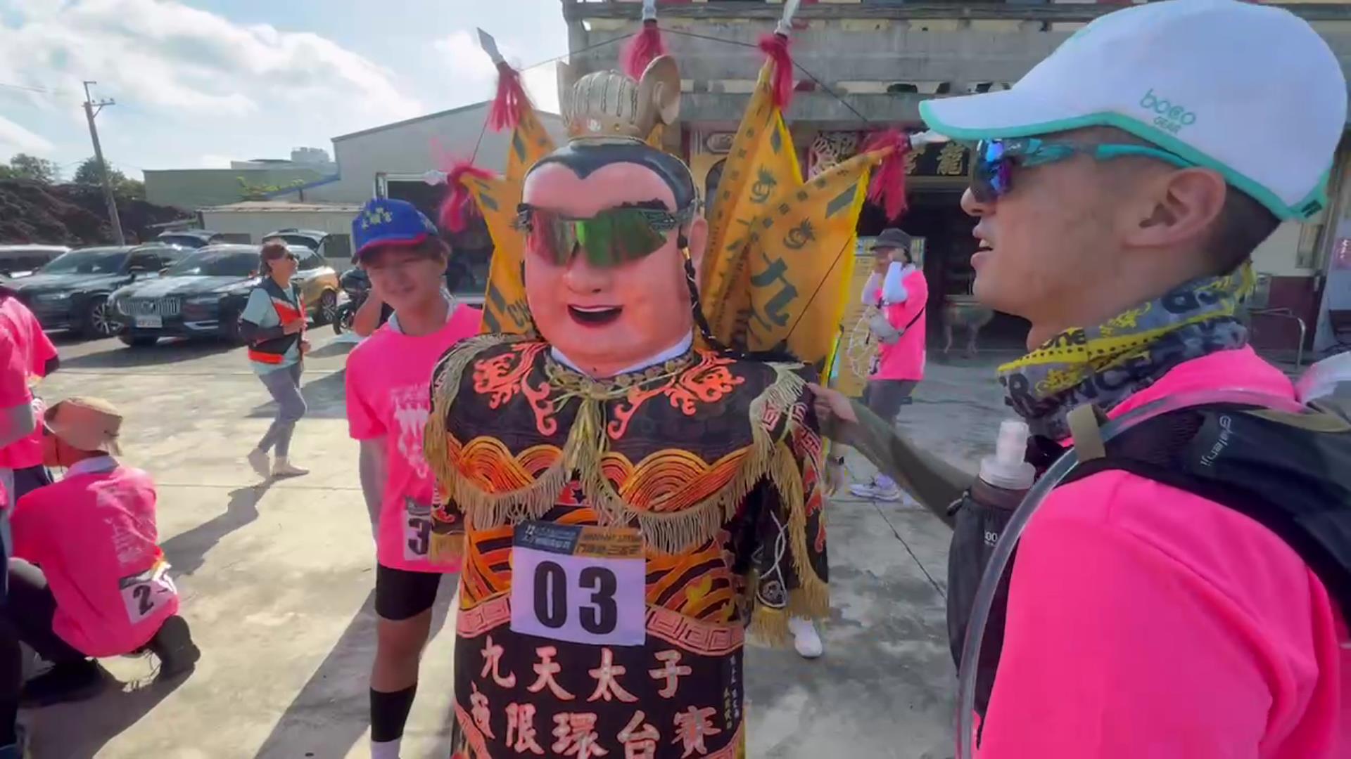 ▲九天盃太子極限環台賽，21名參賽選手頂著烈日前進，還得身負8公斤重的三太子神偶，考驗參賽選手的是體力與意志力。（記者張溎壕攝）