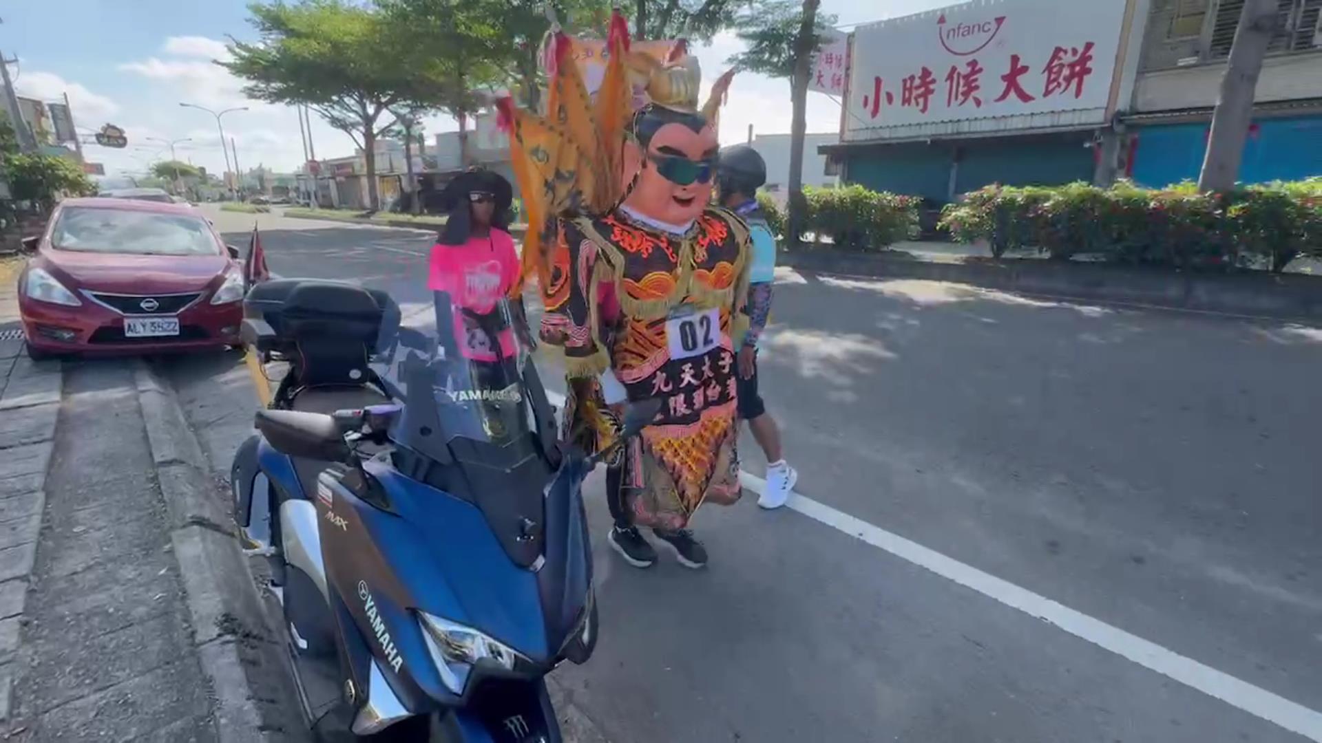 ▲九天盃太子極限環台賽，21名參賽選手頂著烈日前進，還得身負8公斤重的三太子神偶，考驗參賽選手的是體力與意志力。（記者張溎壕攝）