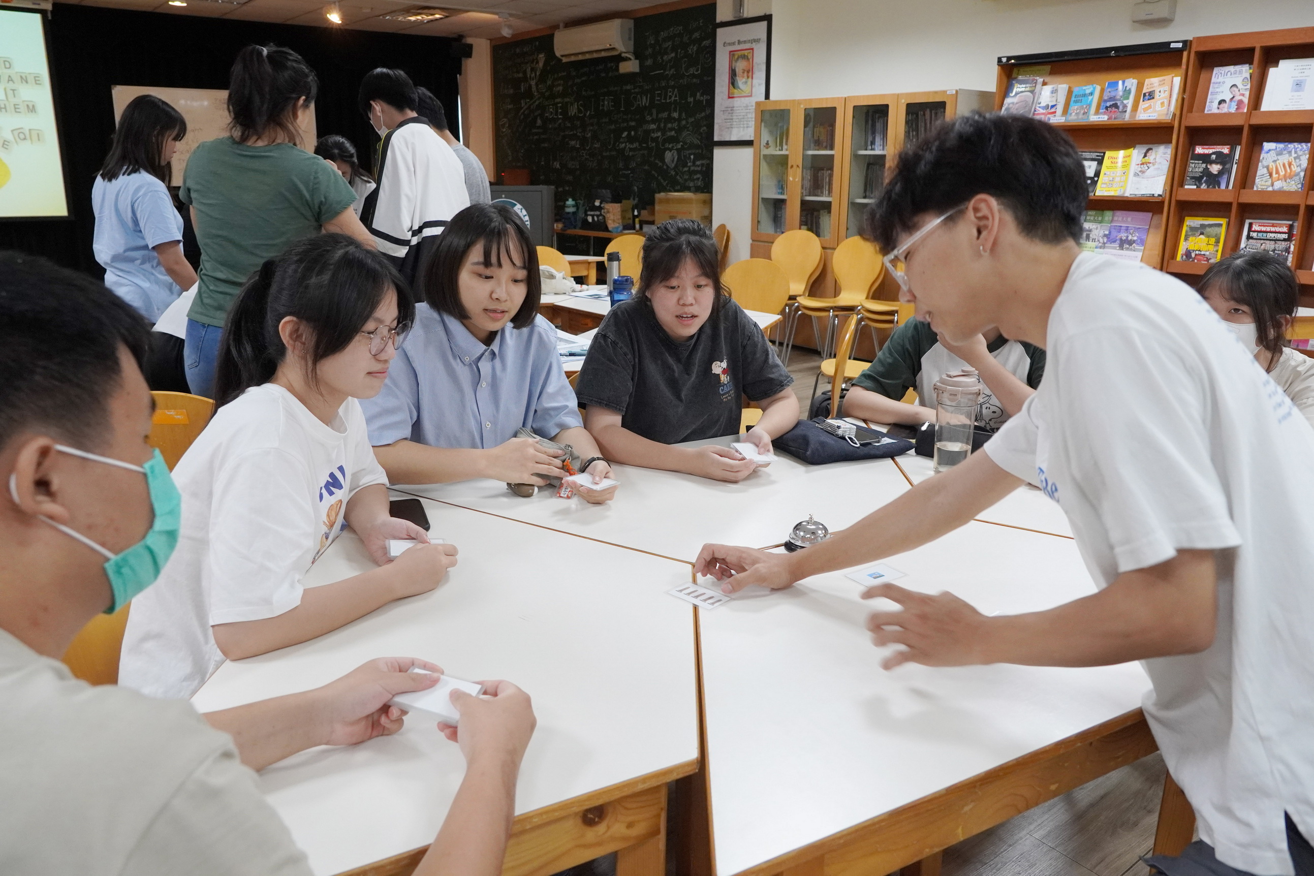 ▲大葉大學英語系學生與員林高中英語營學員熱情互動。（記者張溎壕攝）