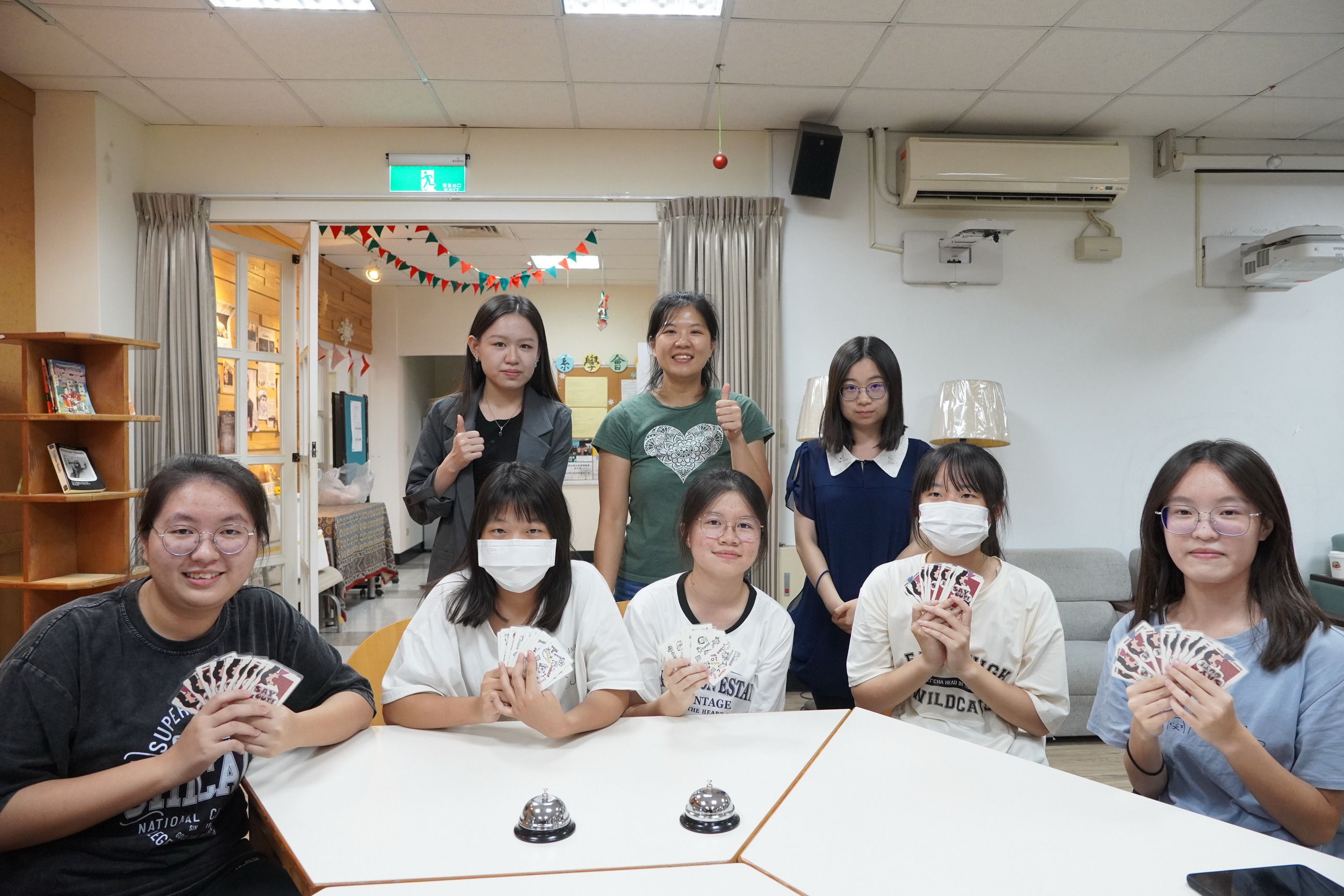 ▲大手牽小手！員林高中暑期英語研習營在大葉大學熱鬧登場，7月1日至3日為期三天的活動。（記者張溎壕攝）