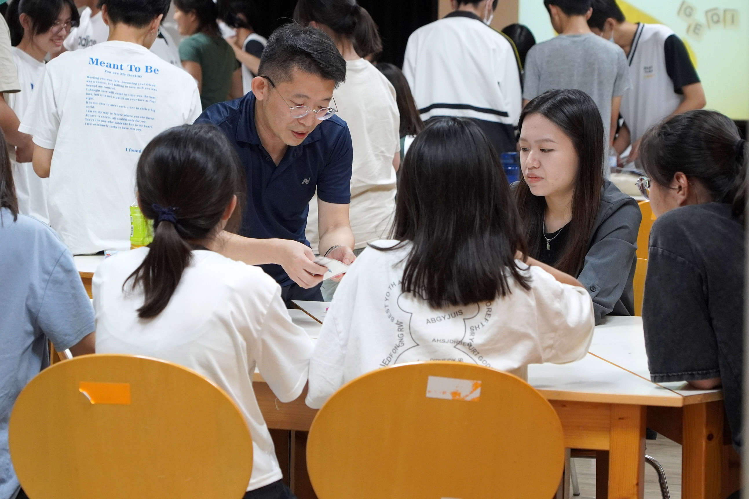 ▲大葉大學英語系陳俊福老師帶領英語營學員用桌遊練習發音。（記者張溎壕攝）