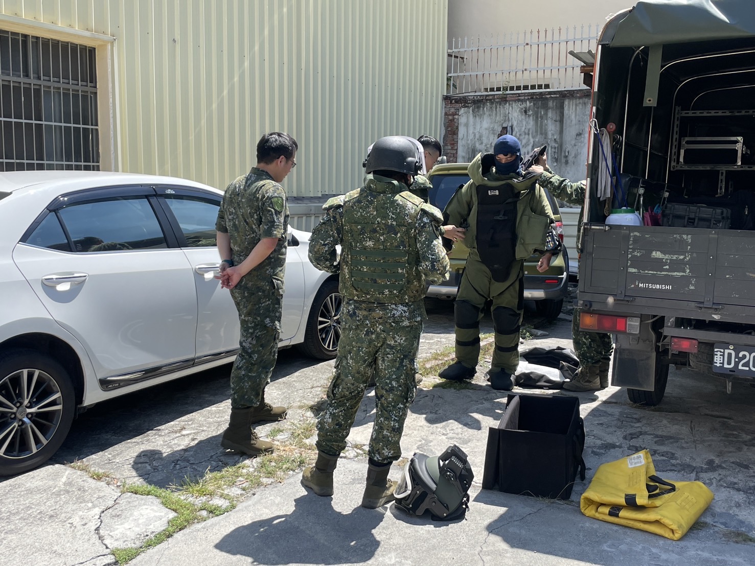 ▲員林市驚傳發現未爆彈，員東路二段一處民宅外洗手台下方被放置不明砲彈，警方獲報到場拉起封鎖線管制，國軍未爆彈處理小組派員帶回銷毀。（記者張溎壕翻攝）