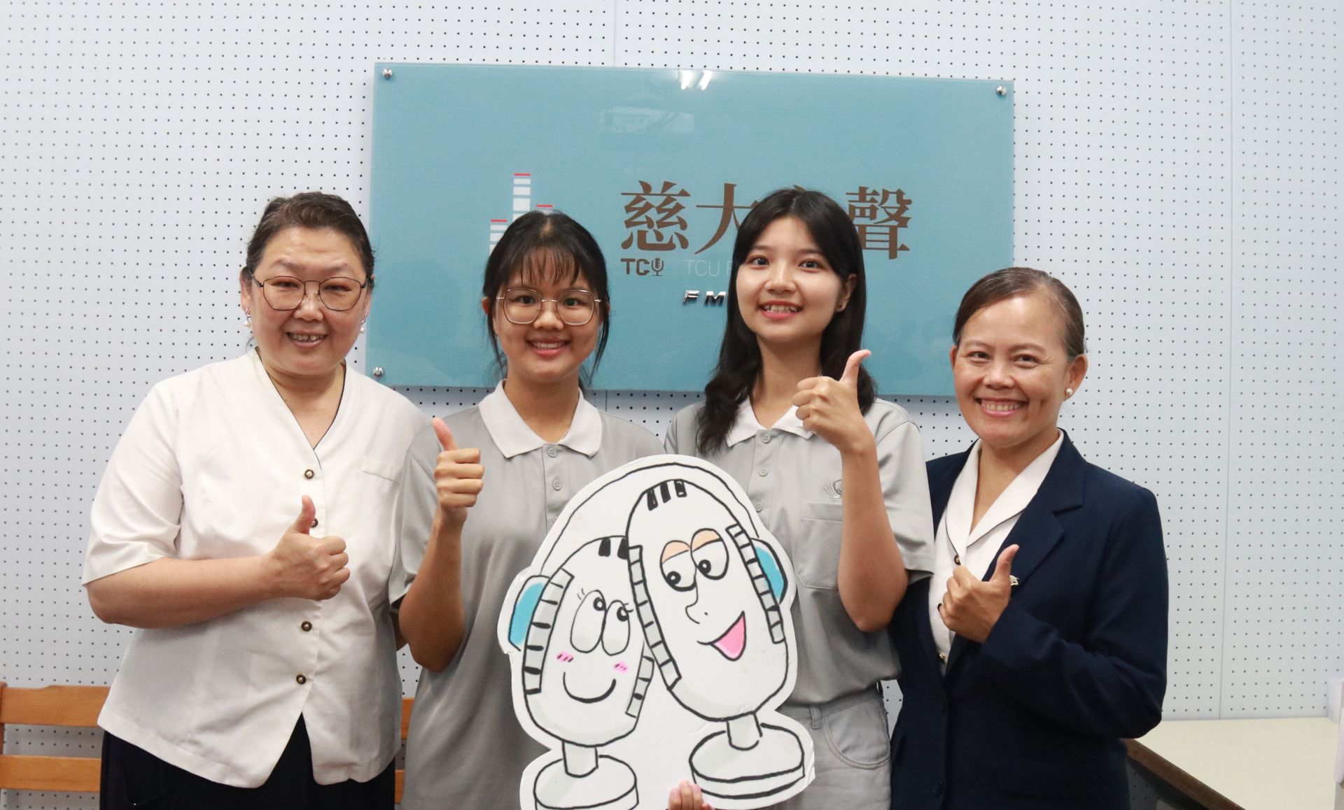 左至右為 王秀芳台長 張惠雯同學 湯逸安同學 温蕙甄學務長