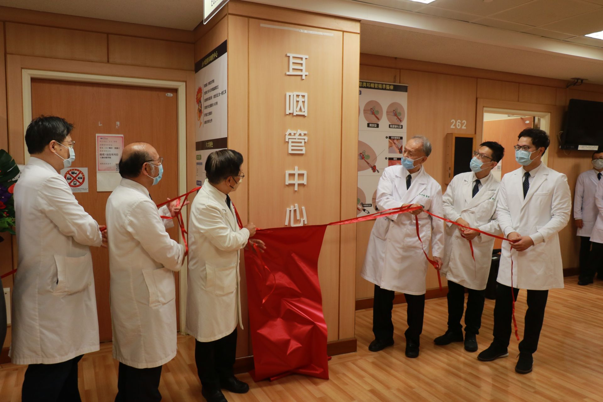林俊龍執行長（右三）、簡守信院長（左三）、許權振副院長（左二）、邱國樑副院長（左一）、周一帆主任（右二）、謝承祐主任（右一）共同為耳咽管中心揭牌啟用。