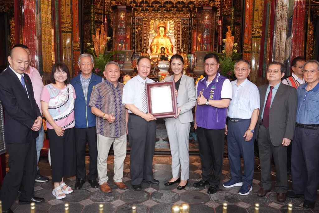 ▲卡努風災北市龍山寺捐助500萬,南投縣長許淑華偕同立法院長韓國瑜、立委游顥、仁愛鄉長江子信、縣議員林庭秝等人前往龍山寺拜會,並頒發感謝狀。(記者張玉泰翻攝)