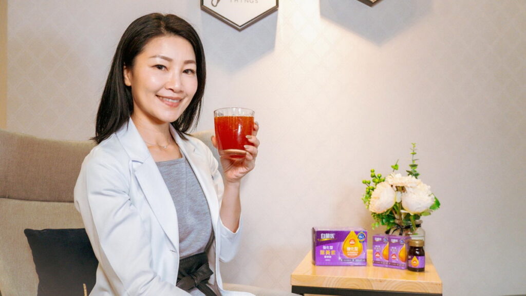 余朱青營養師表示，晶亮維持首重日常功夫，建議每日持續補充液態好吸收、口感好美味的白蘭氏No.1葉黃素精華飲。