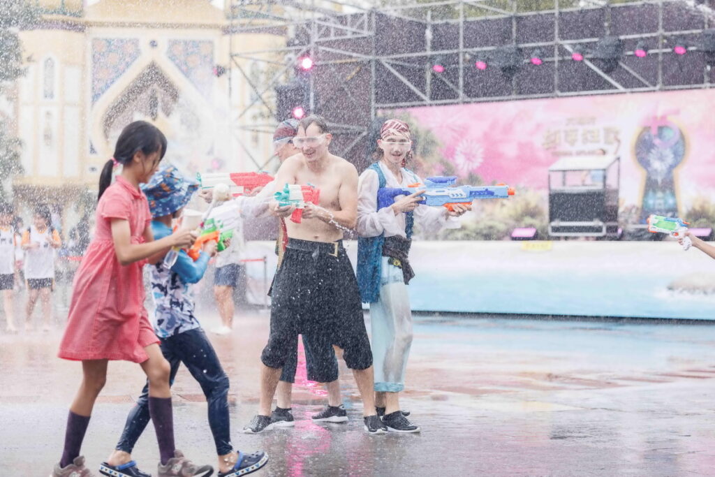 快快舉起水槍參加「音浪水花派對」_