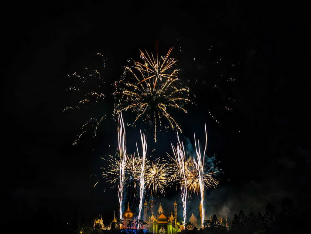 假日限定超長300秒煙火,慶祝六福村45週年生日快樂