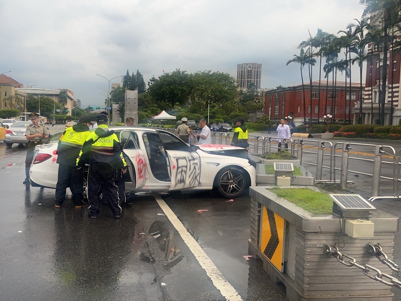開車衝撞總統府 杜男20萬交保責付其妻 242 開車衝撞總統府 杜男20萬交保責付其妻 241