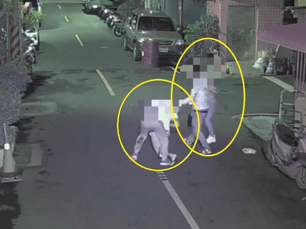沒錢還千元反嗆要怎樣 摺疊刀刺傷大腿逃警逮2嫌 223 cnews204240702a08