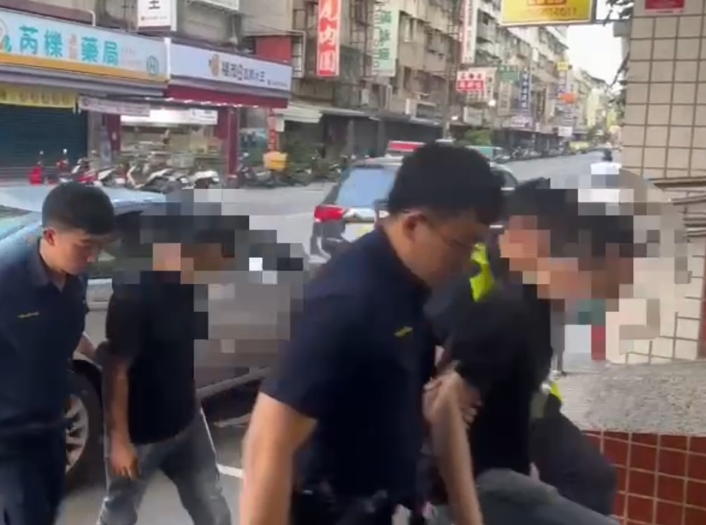 沒錢還千元反嗆要怎樣 摺疊刀刺傷大腿逃警逮2嫌 224 cnews204240702a07