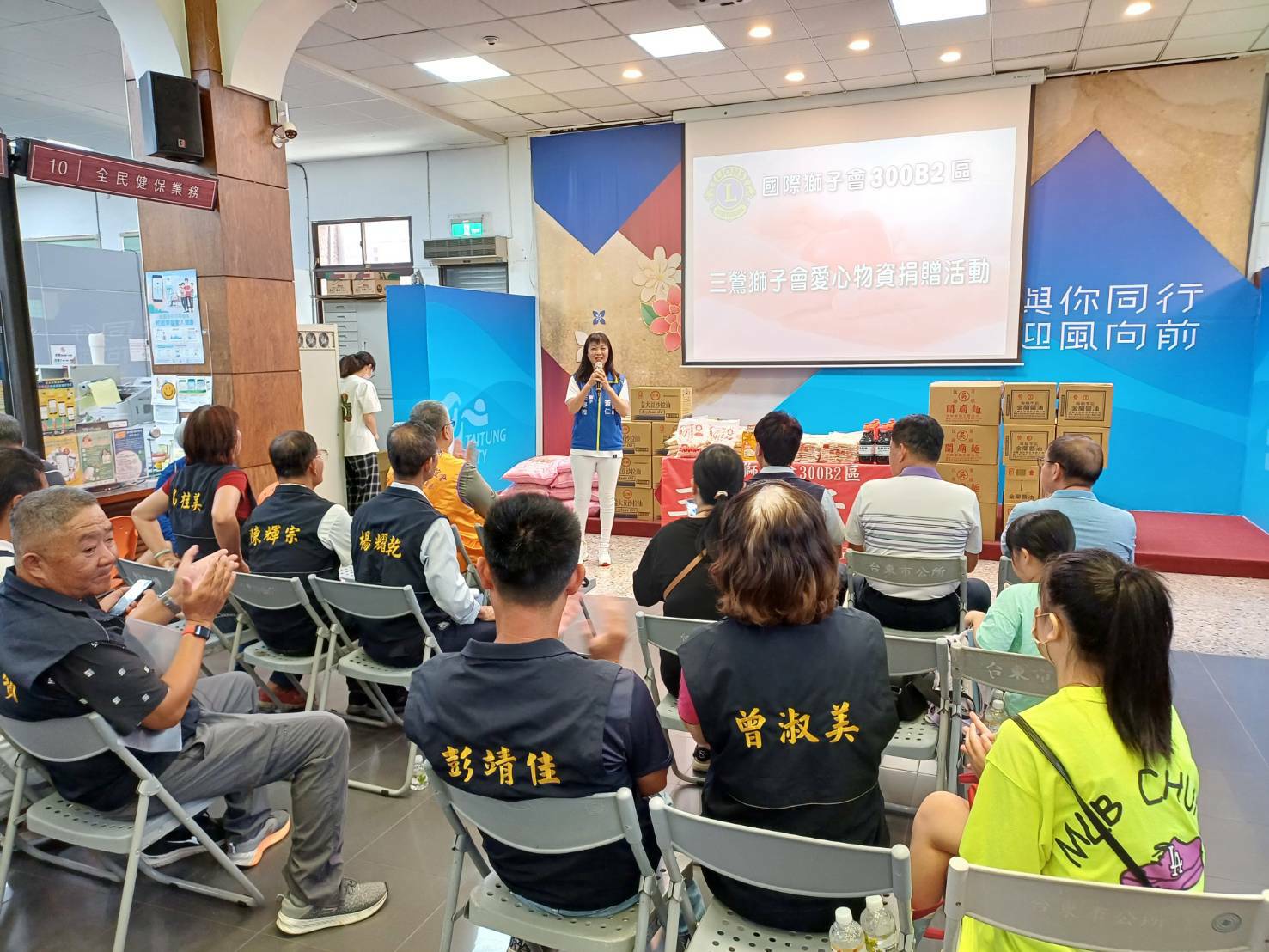 立法委員黃仁夫人王春梅熱情低調,很開心看見自己勸募來的民生物資能夠透過正式的頒贈儀式直接提供給有需要的家庭和個人。(記者包克明 翻攝)