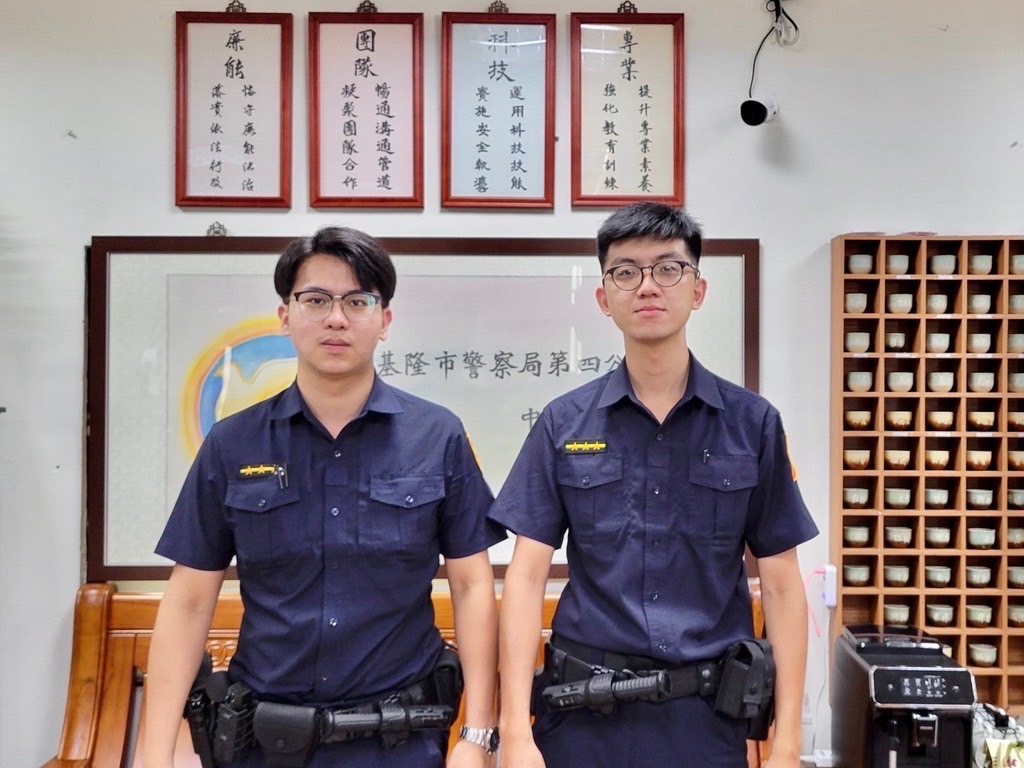 基隆市警察局第四分局中山派出所警員陳伯任(左)、李承恩(右)。(記者薛秀蓮翻攝)