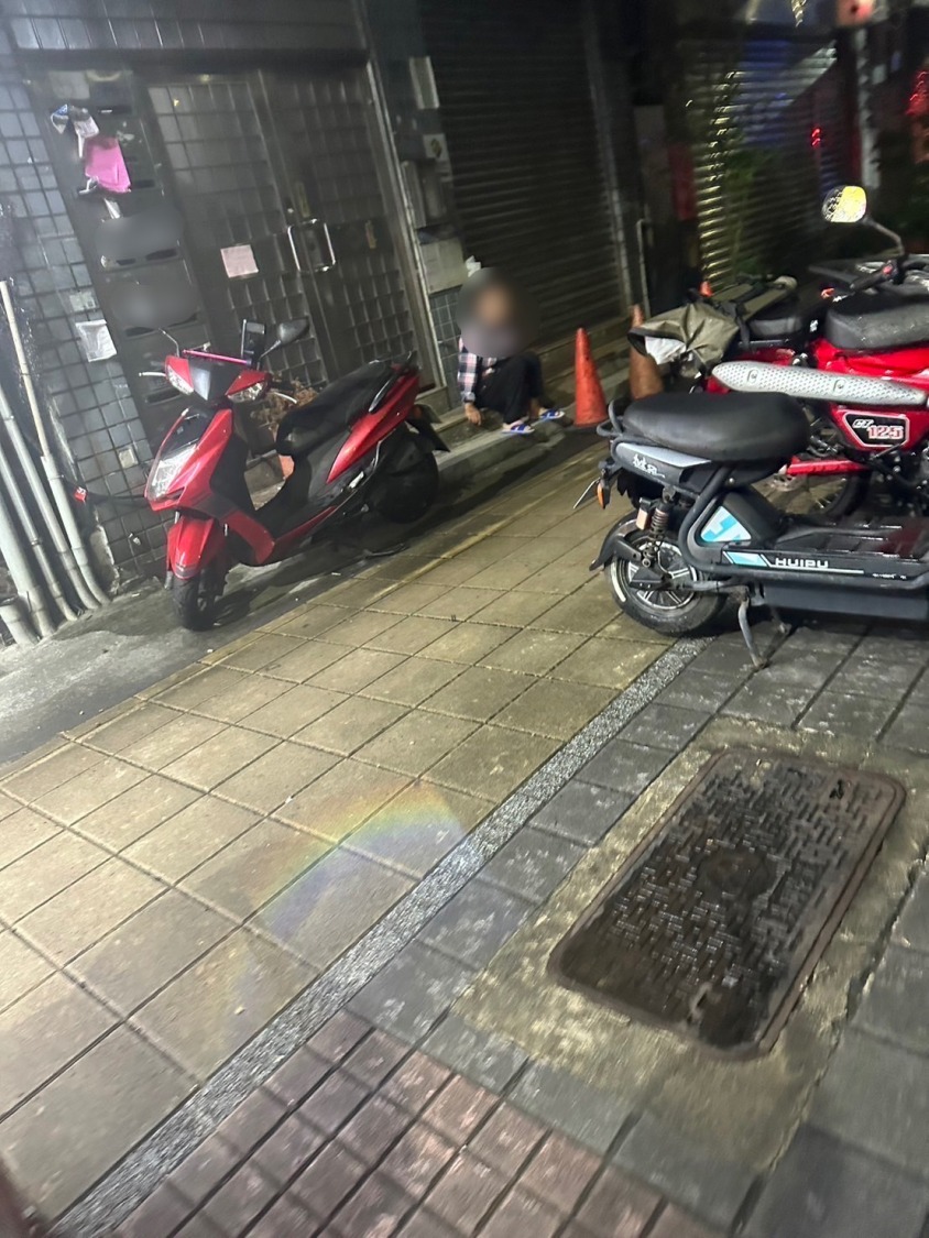 警方協助游男順利返家。(記者薛秀蓮翻攝)