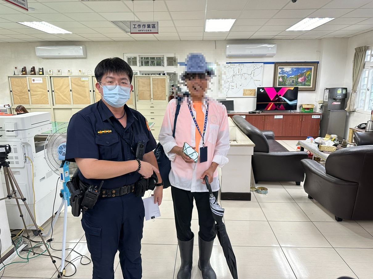 劉姓老翁獨自上陽明山,因迷途在小觀音停車場涼亭呆坐,所幸北投分局竹子湖派出所警員廖士賢到場協助,順利協助老婦返家。(記者薛秀蓮翻攝)