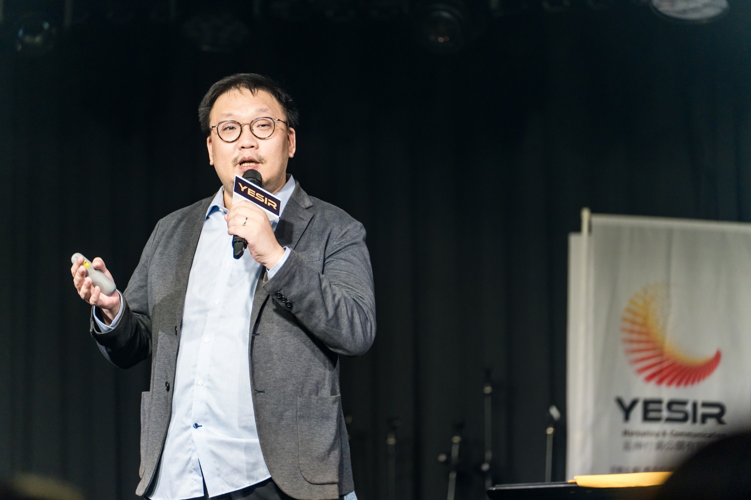 何濟威 執行長分享後疫情時代同仁與客戶之間的革命情感,攜手小樹傳愛協會一同回饋社會。(圖/小樹傳愛協會提供)