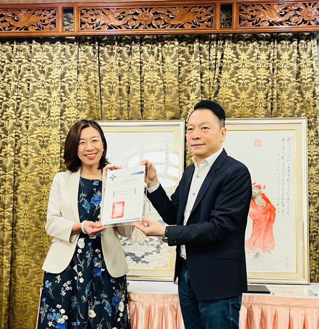 北醫盟理事長趙忠傑博士(圖右)頒發證書並致贈夏荊山文化藝術基金會之板畫作品予衛生福利部政務次長林靜儀(圖左),期盼未來緊密合作,提升臺灣醫療在國際上的競爭力。(圖/北醫盟提供)