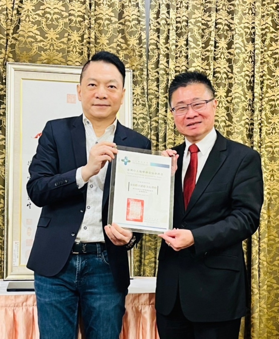 北醫盟理事長趙忠傑博士(圖左)頒發證書並致贈夏荊山文化藝術基金會之板畫作品予衛生福利部政務次長呂建德(圖右),期盼攜手合作,創造良好的醫療服務環境。(圖/北醫盟提供)