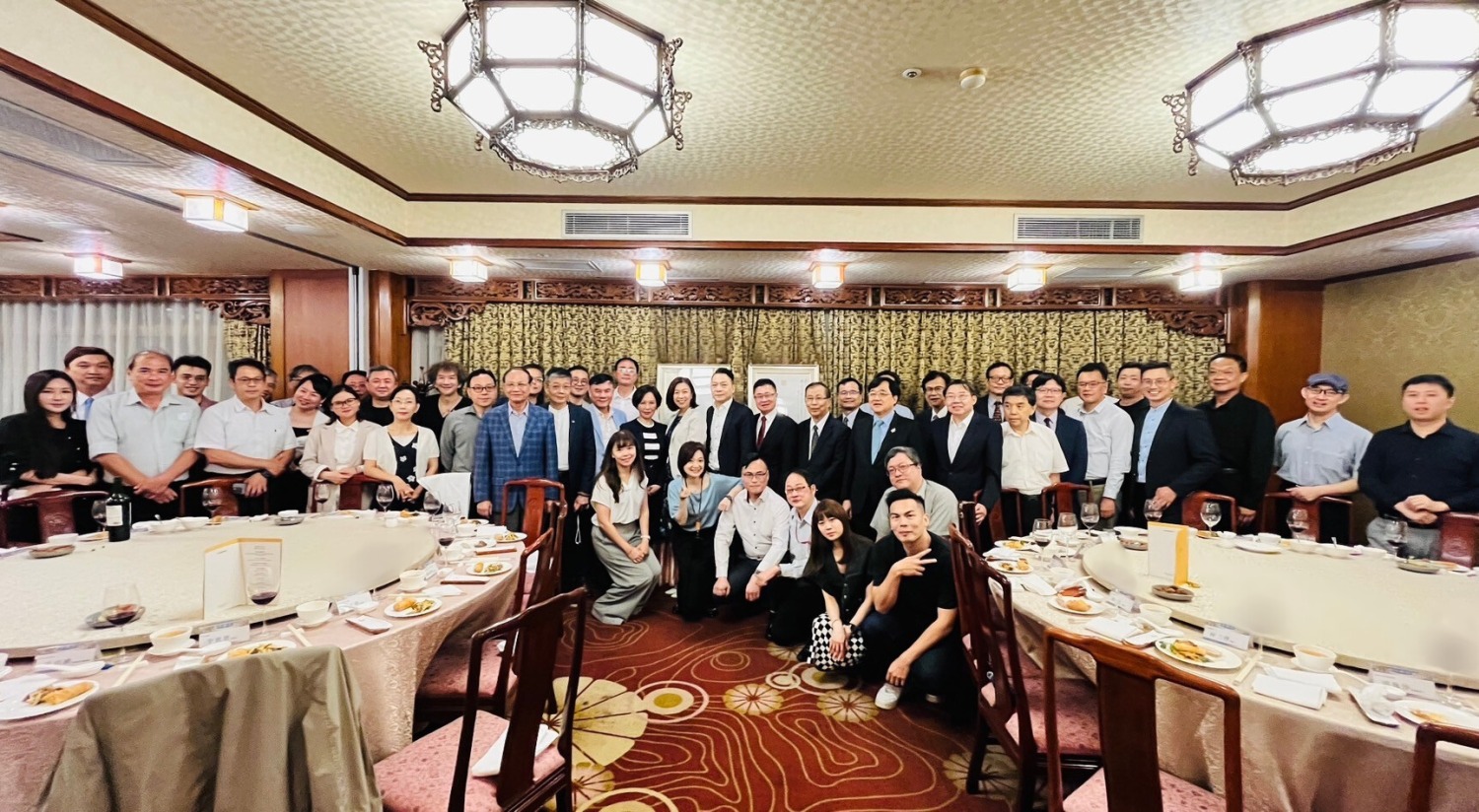 本次大會逾60位會員參與,盛況空前,北醫盟理事長趙忠傑博士、北醫盟榮譽理事長林靜儀、呂長德和北醫盟會員合影。(圖/北醫盟提供)