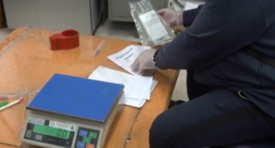 警方截獲國際平信內藏毒品。(記者徐煜勝翻攝)