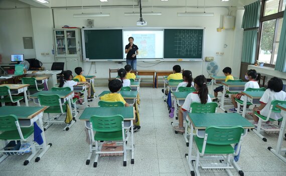 孩子教育最重要 非做不可! 中市府推「陪你長大」可調式課桌椅計畫