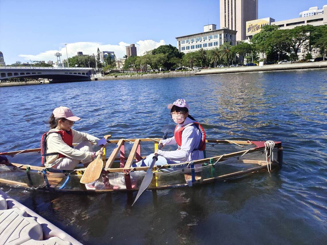 漾新聞|旗津中洲國小海洋科學AI探究夏令營 學生造舟下水體驗先民文化