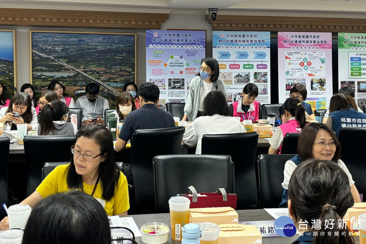 保護服務業務委員於綜合座談與市府意見交流。<br /><br />