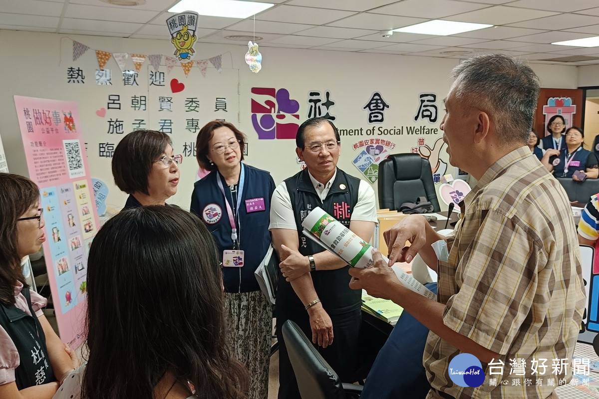 考核委員們與桃園社會局長陳寶民、婦幼局長杜慈容進行意見交流。<br /><br />