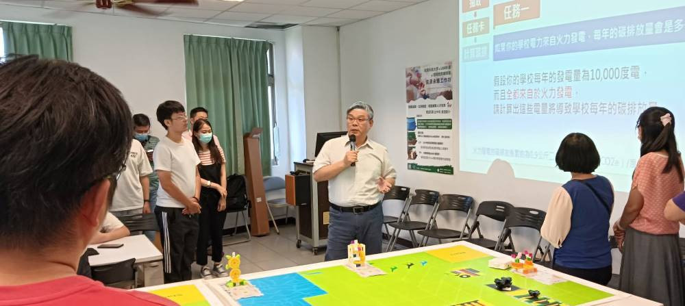 嶺東科大USR師生實際講解綠能STEAM開放教材實作。(圖/嶺東科技大學)