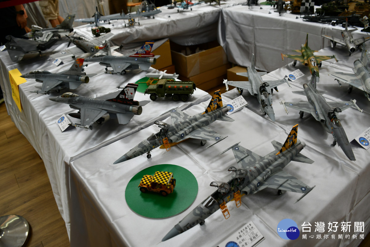 彰化市立圖書館展出的各式模型機琳瑯滿目。
