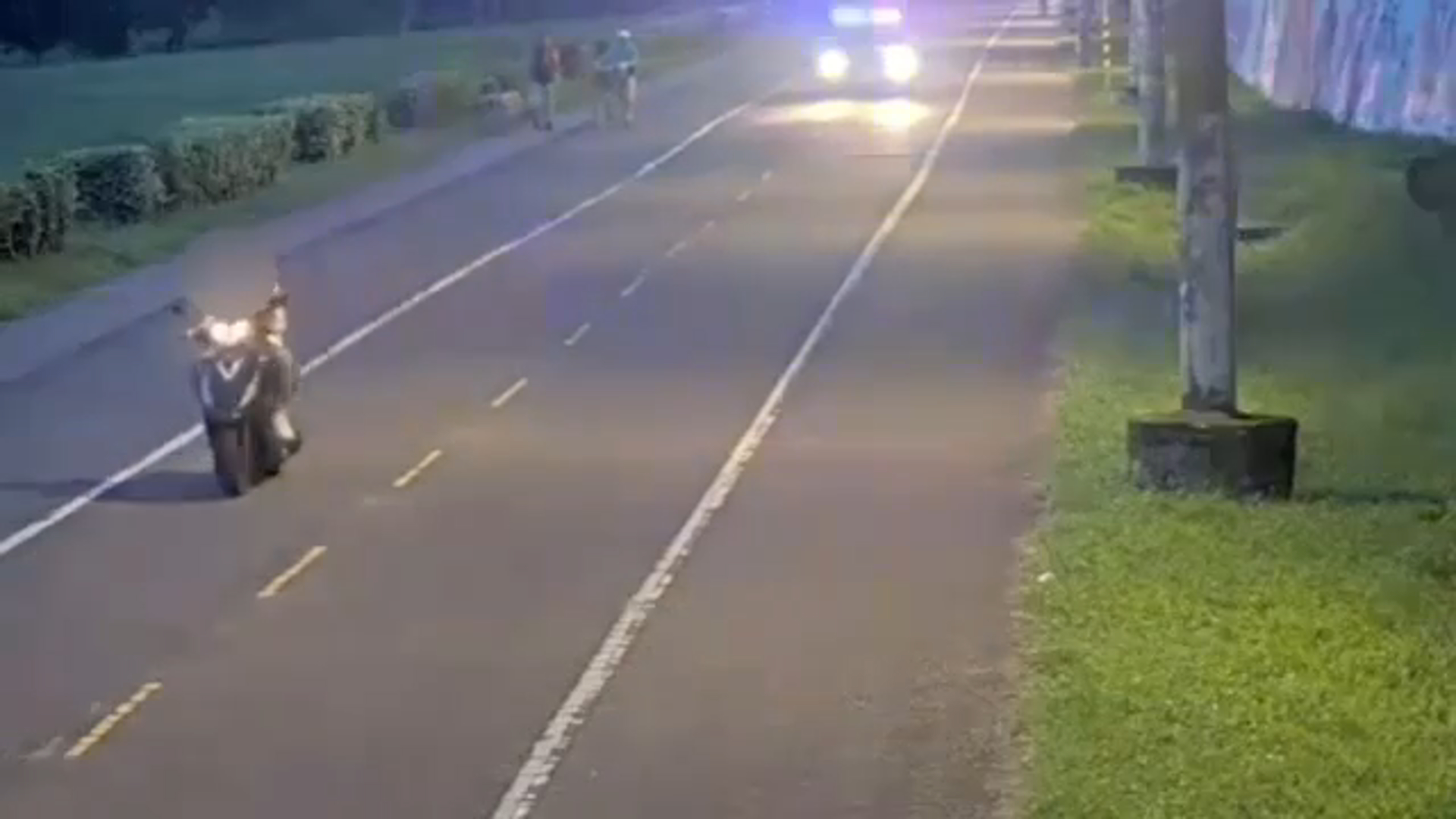 ▲周男騎乘機車違規闖入河濱公園道路。（翻攝畫面）