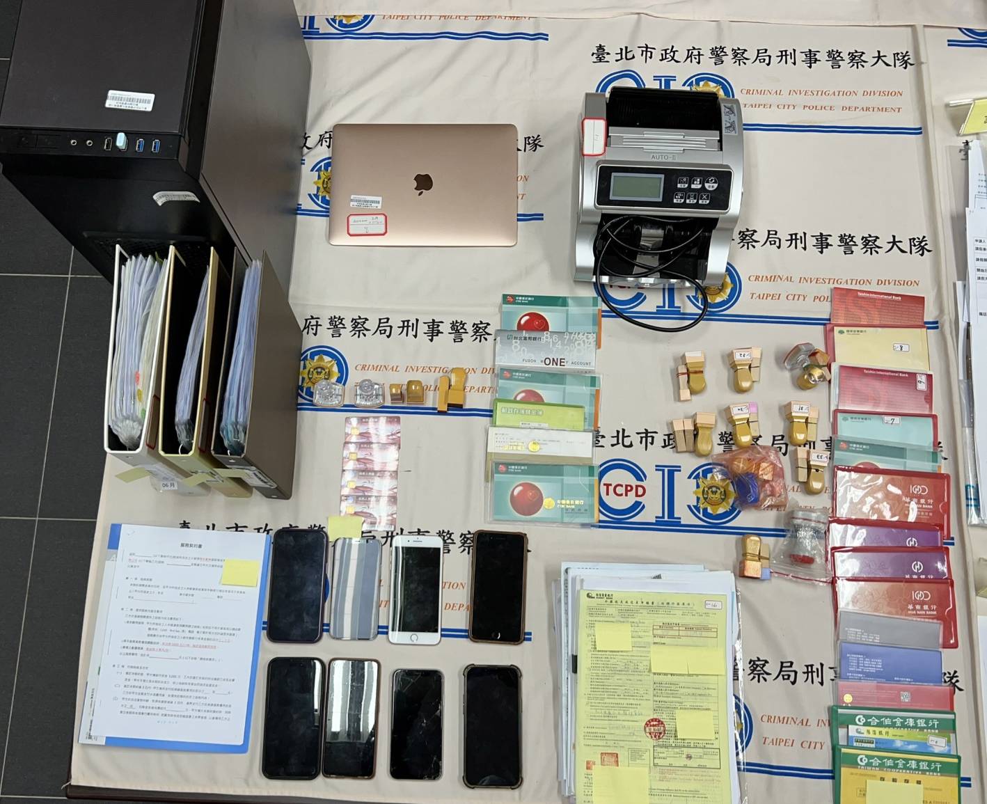 ▲警方查扣涉案相關證物。(翻攝畫面)