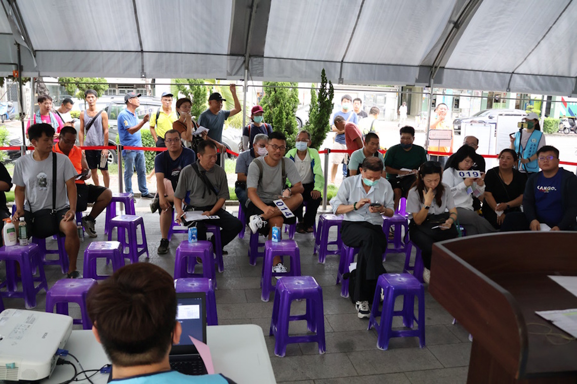 炎炎夏日擋不住民眾撿便宜做公益 嘉義分署拍賣會人潮聚集剉冰冷飲最受歡迎