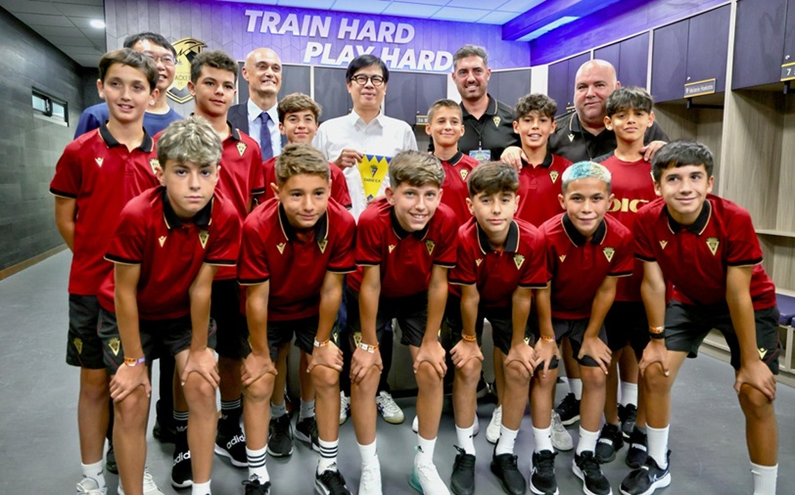 福爾摩沙國際七人制足球賽高雄開踢 6千人齊聚 西班牙LALIGA Cádiz CF小球員傳授陳其邁足球技術