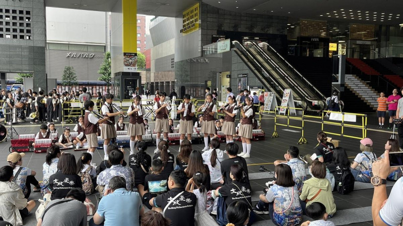 ▲桃園市大竹及文欣國小樂團學員在京都JR車站進行快閃演出(圖: 吳俊生 提供)