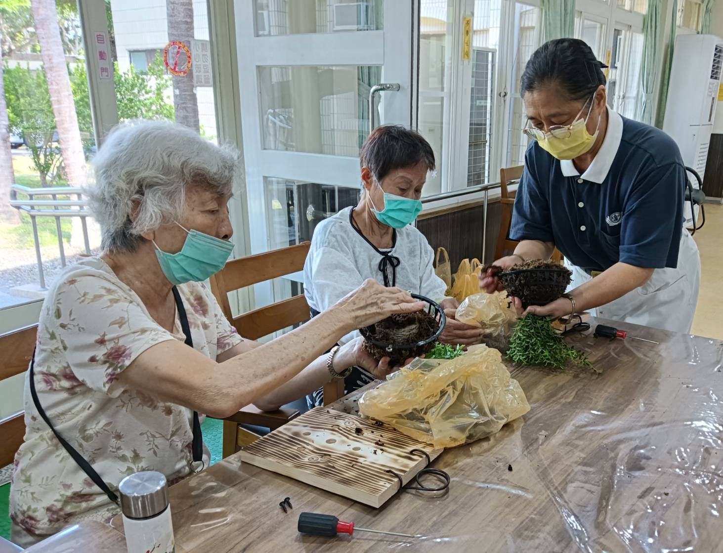 ▲慈濟志工樂齡學習走進中彰榮家，長者們得到成就感與心靈上的滿足與喜悅。（記者張溎壕攝）