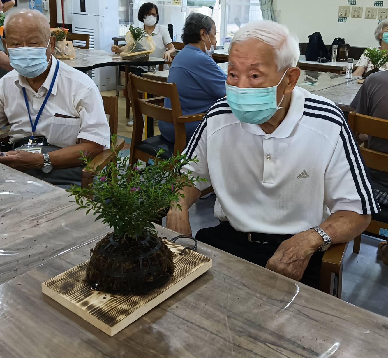 ▲慈濟志工樂齡學習走進中彰榮家，長者們得到成就感與心靈上的滿足與喜悅。（記者張溎壕攝）