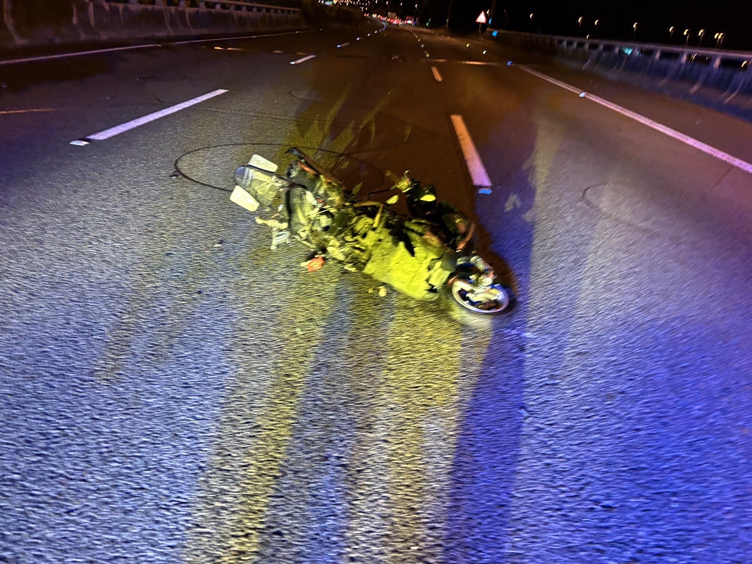 ▲一名越籍女子騎機車從國道3號209公里南下路段一路往北逆向狂飆，引發3車連環追撞，越籍女被撞傷，送醫院治療，所幸僅受輕傷。（國道七隊提供）