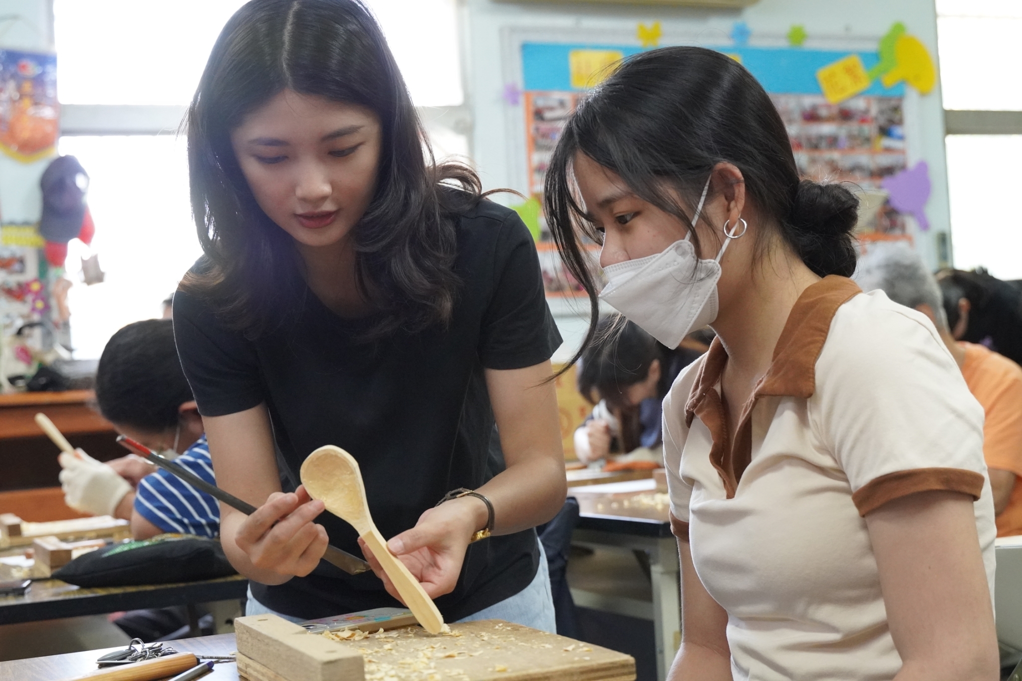 ▲大葉大學攜手大村鄉貢旗社區舉辦木湯匙手作活動，透過木工藝的學習和體驗，激勵居民思考農廢再利用。（記者張溎壕攝）