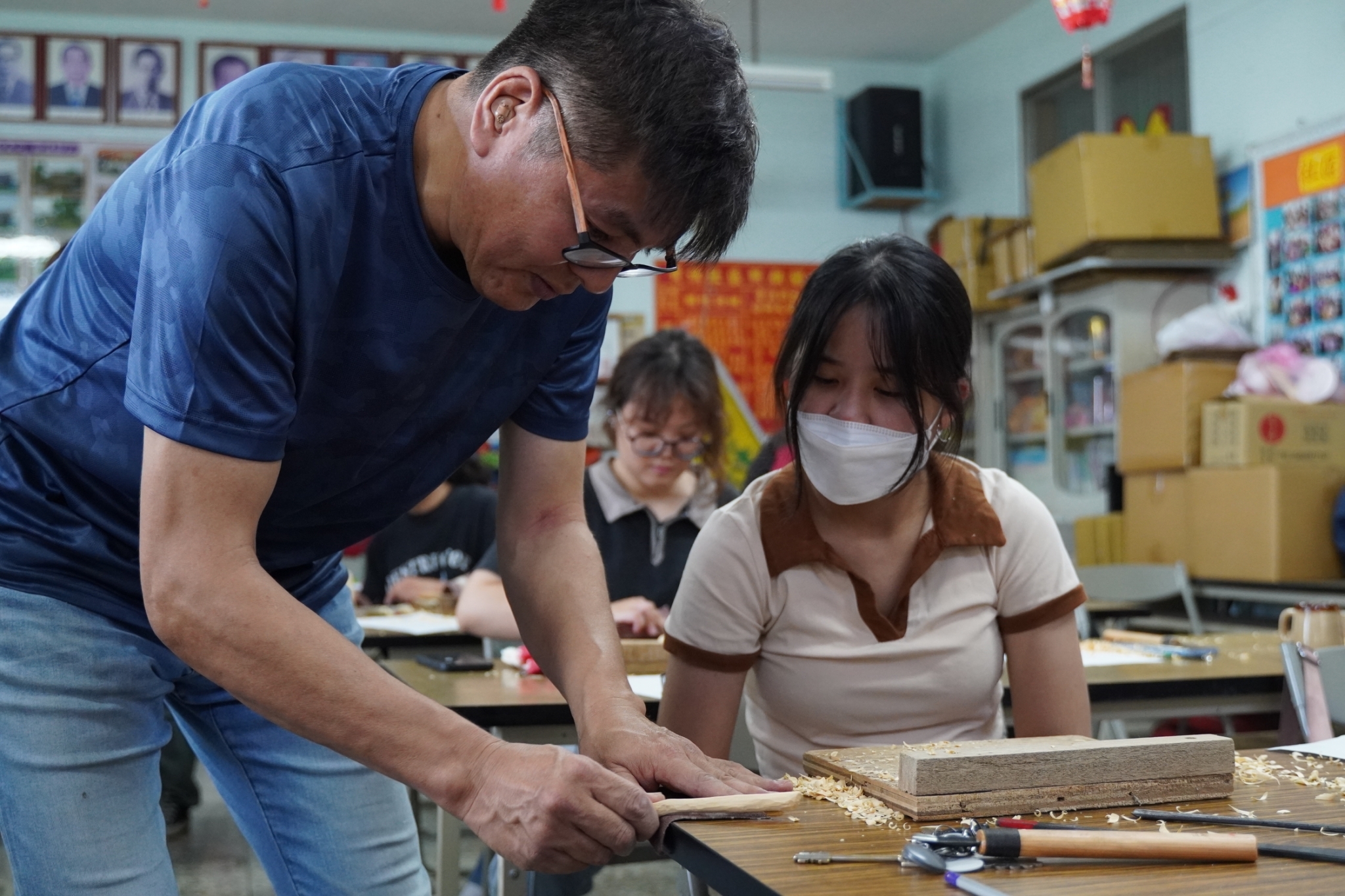 ▲大葉大學攜手大村鄉貢旗社區舉辦木湯匙手作活動，透過木工藝的學習和體驗，激勵居民思考農廢再利用。（記者張溎壕攝）