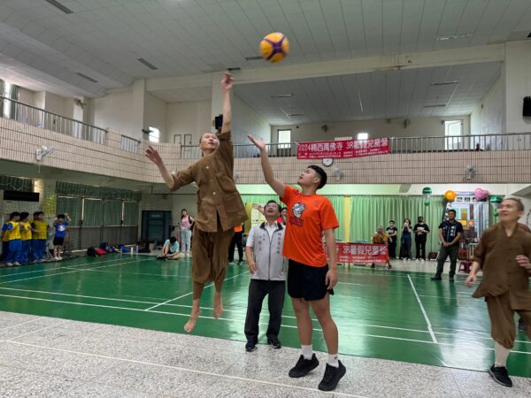 楠西萬佛寺與楠西國小於7月1日,共同舉辦3對3的兒童籃球訓練及對抗賽活動(圖/楠西萬佛寺提供)