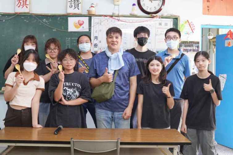 ▲大葉大學造藝系吉田敦老師(前排中)指導學生和社區居民完成手作木湯匙。（大葉大學提供）