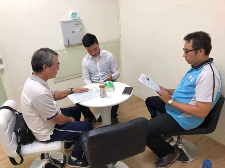 ▲家豪向創客講師諮詢以確認產品開發方向。（中彰投分署提供）