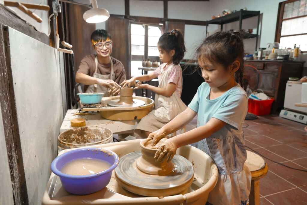 ▲「拾土陶藝工作室」歡迎4歲以上的小朋友前來動手做手拉坏,學習開洞、拉高、變形等技巧,讓孩子發揮創意完成作品(嘉義縣政府提供)