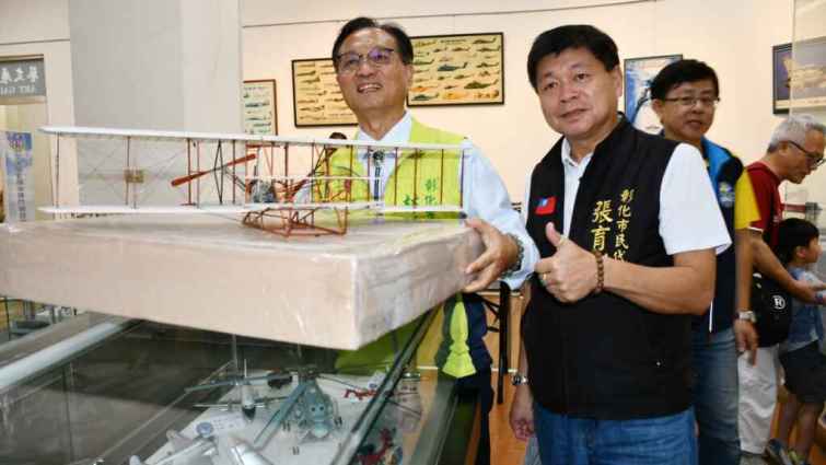 ▲林世賢市長展示製作於1903年由萊特兄弟發明的全球首架飛機小鷹號。（彰化市公所提供）