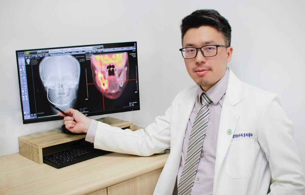 ▲48歲的唐先生因工作關係菸酒檳榔不離身,長達二十多年。四年前發現右下齒齦有潰瘍多月未癒合(電腦圖右),確診罹患第四期(T4b)口腔癌,接受手術切除並以特殊設計之鈦金屬骨板進行重建(電腦圖左),並以獨創的改良式多特雷式手術進行重建顳顎關節固定,咬合功能獲得完整保留。(中醫大附醫提供)